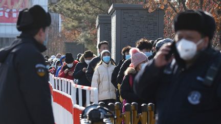 Le 11 janvier à Pékin, des habitants se font dépister à Pékin, après la découverte de nouveaux cas. (GREG BAKER / AFP)