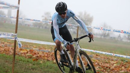 Auteur d'une grosse fin de course, Joshua Dubau s'impose sur le circuit du Val de Souchez et est sacré champion de France de cyclo-cross ! Yan Gras prend le deuxième place, juste devant Fabien Doubey !