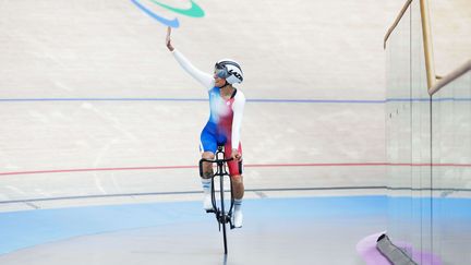 Marie Patouillet sur la piste du vélodrome de Saint-Quentin-en-Yvelines lors du premier jour des Jeux paralympiques à Paris, le 29 août 2024. (ED SYKES/SIPA)