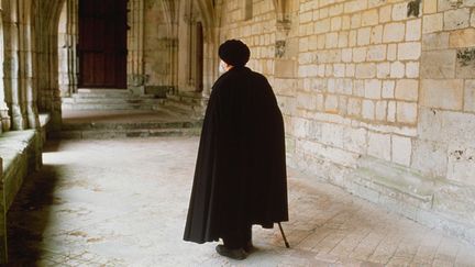 L'abbé Pierre, ici dans un cloître en France, en juin 1989. Mort en 2007, l'abbé Pierre est depuis juillet 2024 visé par des accusations de violences sexuelles commises entre les années 1950 et 2000. Depuis début septembre, 17 nouveaux témoignages de témoignages sur des faits gravissimes, ont été révélés par la Fondation. (SERGIO GAUDENTI / SYGMA / GETTY IMAGES)