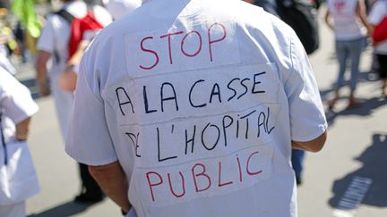 Des soignants manifestent à l'appel des syndicats hospitaliers (CGT-SUD-FO) et du collectif de soignants Inter-Urgences, le 2 juillet 2019 à Paris. (MAXPPP)