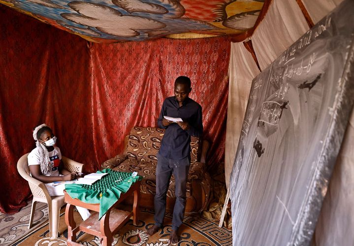 Neldjibaye Madjissem, professeur d’école donne un cours privé dans samaison à N’Djamena, le 26 avril 2021.&nbsp; (REUTERS/ZOHRA BENSEMRA)