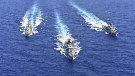 Des navires de la marine grecque&nbsp;participent à un exercice militaire en Méditerranée orientale, le 25 août 2020.&nbsp; (HANDOUT / GREEK DEFENCE MINISTRY / AFP)