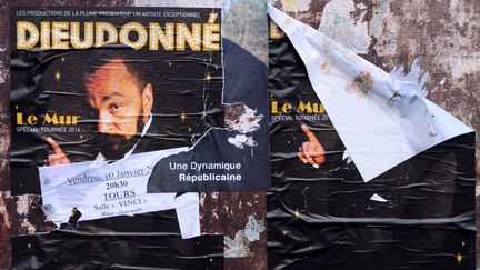 Des affiches du spectacle "Le Mur" de Dieudonn&eacute;&nbsp;placard&eacute;es sur les murs de Tours, alors que la repr&eacute;sentation a &eacute;t&eacute; interdite le 10 janvier 2014. (GUILLAUME SOUVANT / AFP)