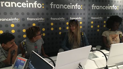 L'émission a été enregistrée dans un studio de franceinfo, à l'occasion d'un atelier d'éducation aux médias mené chaque mois par l'équipe de franceinfo junior. (FRANCEINFO / RADIOFRANCE)