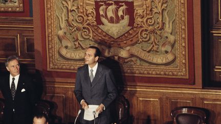 Jacques Chirac à l'Hôtel de Ville, tout juste élu maire de Paris, en avril 1977. (FOX PHOTOS / HULTON ARCHIVE / GETTY IMAGES)