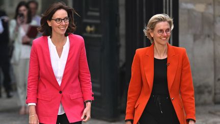 Amélie de Montchalin (à gauche) et Agnès Pannier-Runacher arrivent pour la cérémonie de passation des pouvoirs à Paris, le 20 mai 2022. (EMMANUEL DUNAND / AFP)