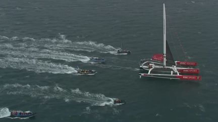 Le maxi-trimaran de Francis Joyon arrive à Brest, le 26 janvier 2017, après son record absolu du tour du monde, lors du Trophée Jules Verne. (FRANCEINFO)