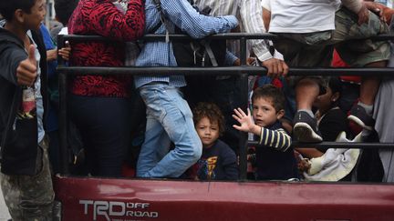 Au sein de cette "caravane" se trouvent de nombreux enfants. Certains, comme à Guatemala City (Guatemala) le 18 octobre 2018, ont pu prendre place à bord de véhicules se dirigeant vers le Mexique. (JOHAN ORDONEZ / AFP)