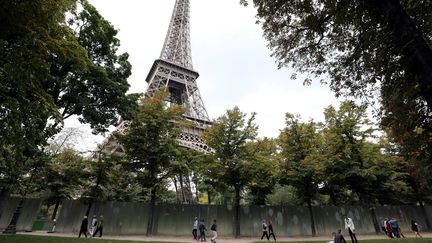 Une paroi de verre va être installée autour de la tour Eiffel, à partir du 5 octobre 2017. (LUDOVIC MARIN / AFP)