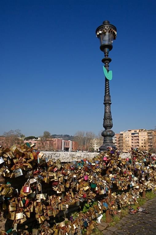 Sur le Pont Milvio à Rome, la tradition serait liée au roman de l’écrivain Federico Moccia : Ho voglia di te – signifiant "Je te veux". Les cadenas sont accrochés au réverbère du pont et leurs clés sont jetées dans le Tibre.
 (M.Tournaire)