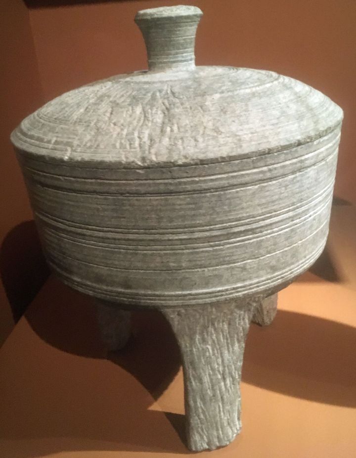 Récipient à usage funéraire en chloritoschiste du XIV ou XVe siècle, découvert lors de fouilles archéologiques dans la nécropole de Vohémar (nord-est de Madagascar). Collections du musée du quai Branly - Jacques Chirac. (FTV - Laurent Ribadeau Dumas)