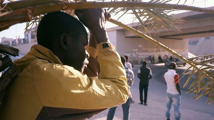 «Il existe un lieu à Tripoli, dans le quartier de Gargaresh, où les travailleurs journaliers se regroupent. Ils attendent le long de la route, répartis par communautés, et tiennent chacun dans leur main l’outil qui correspond à leur métier ou compétence», raconte le photographe dans un entretien à l’hebdomadaire «Le 1». (Samuel Gratacap/galerie Les filles du calvaire )