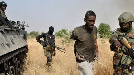 Borno (Nigeria), le 29 mars 2016. Homme soupçonné de terrorisme et arrêté par les soldats nigérians lors d'une opération contre Boko Haram. (AFP - Stringer / Anadolu Agency )