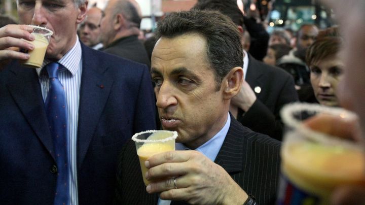 Nicolas Sarkozy, alors pr&eacute;sident de la R&eacute;publique, boit du lait au Salon de l'agriculture, le 23 f&eacute;vrier 2008. (MAXPPP)