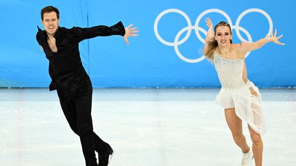 Les athlètes russes Victoria Sinitsina et Nikita Katsalapov lors des Jeux olympiques de Pékin, le 14 février 2022. (SEBASTIEN BOZON / AFP)