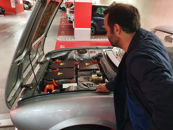 Sous le capot de cette Peugeot 504 coupé, datant de 1971, le moteur essence a été remplacé par des batteries électriques.&nbsp; (BORIS HALLIER / RADIO FRANCE)