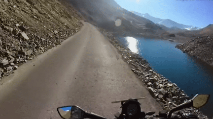 Il traverse l'Himalaya seul en moto