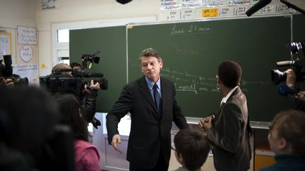 Le ministre de l'Education, Vincent Peillon, en visite dans une &eacute;cole primaire &agrave; Brie-Comte-Robert (Seine-et-Marne), le 21 mai 2012. (FRED DUFOUR / AFP)