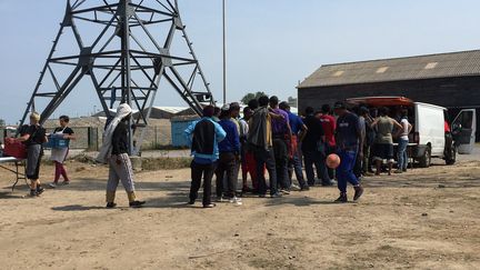 Des migrants recoivent de la nourriture distribuée par une association, le 21 juin 2017, à Calais (Pas-de-Calais). (DENIS CHARLET / AFP)