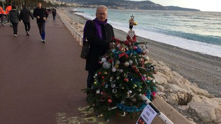 Le sapin avait été installé par un retraité en hommage aux victimes de l'attentat de Nice. (CHRISTINE RINAUDO / MAXPPP)