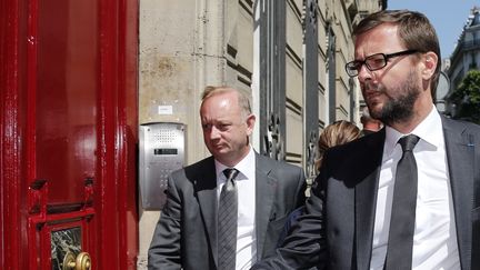 Eric Cesari (&agrave; G) et J&eacute;r&ocirc;me Lavrilleux, &agrave; leur arriv&eacute;e dans les bureaux de Nicolas Sarkozy le 8 juillet 2013 &agrave; Paris. ( BENOIT TESSIER / REUTERS )