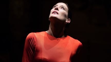 Marie-Agnès Gillot photographiée sur la scène de l'Opéra de Paris le 15 mars 2018 (CHRISTOPHE ARCHAMBAULT / AFP)