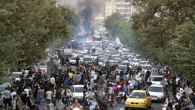 Des manifestants protestent dans les rues de Téhéran (Iran), le 21 septembre 2022.&nbsp; (AP/SIPA / SIPA)