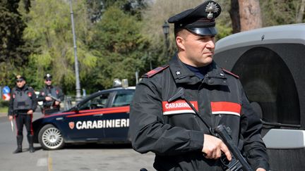 Barrage de carabiniers italiens. (CLAUDIO PERI / ANSA)