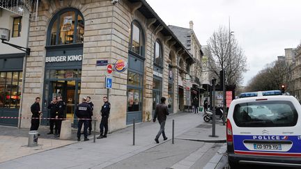 Des policiers se trouvent devant le fast-food Burger King, lieu d'un braquage, le 25 décembre 2016 à Bordeaux (Gironde). (THIBAUD MORITZ / AFP)