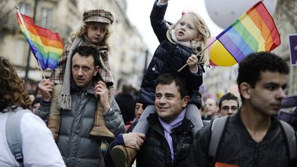 Mais &eacute;galement de donner le droit &agrave; des couples de m&ecirc;me sexe de pouvoir en adopter. Et plus que tout, de reconna&icirc;tre enfin les quelques dizaines de milliers d'enfants aujourd'hui &eacute;lev&eacute;s dans des familles homoparentales. (LIONEL BONAVENTURE / AFP)