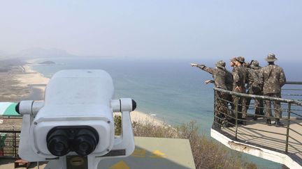 Des soldats sud-coréens observent la côte nord-coréenne et ses montagnes de Diamants. Deux jours auparavant, Pyongyang avait lancé un nouveau tir de missile en mer du Japon, le cinquième depuis le début de l'année 2017. L'incident s'est produit alors que des manœuvres militaires avaient débuté le 3 avril entre Séoul, Tokyo et Washington. Celles-ci sont destinées à contrer la menace des missiles stratégiques mer-sol tirés par les sous-marins nord-coréens. Le sujet devait être abordé entre Donald Trump et le président chinois Xi Jinping, réunis en Floride les 6 et 7 avril, Pékin étant le plus proche alllé du régime le plus isolé du monde, contre lequel l'UE vient encore de durcir ses sanctions. (Ahn Young-joon/AP/SIPA)