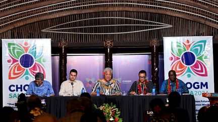 Des dirigeants de Malaisie, Malte, Samoa  Ecosse et du Rwanda tiennent une conférence de presse, le 26 octobre 2024, lors du sommet du Commonwealth à Apia (Iles Samoa). (WILLIAM WEST / AFP)