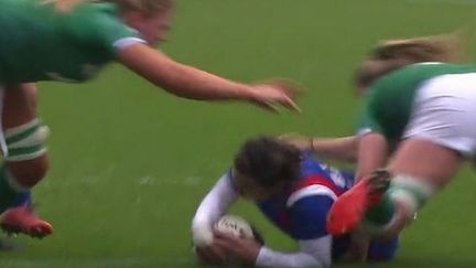 Le doublé pour Laure Sansus ! La demi de mêlée française se joue une nouvelle fois de la défense irlandaise après une mêlée pour inscrire le cinquième essai français. Ça fait 33-0 après la transformation de Caroline Drouin.