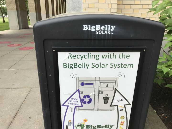 A la fac Carnegie Mellon de la ville, des poubelles solaires. (GREGORY PHILIPPS / RADIO FRANCE)