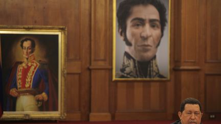 L'ancien président vénézuelien, Hugo Chavez, sous des portraits de Simon Bolivar, le 9 octobre 2012 à Caracas (Venezuela). (ENRIC MARTI/AP/SIPA / AP)