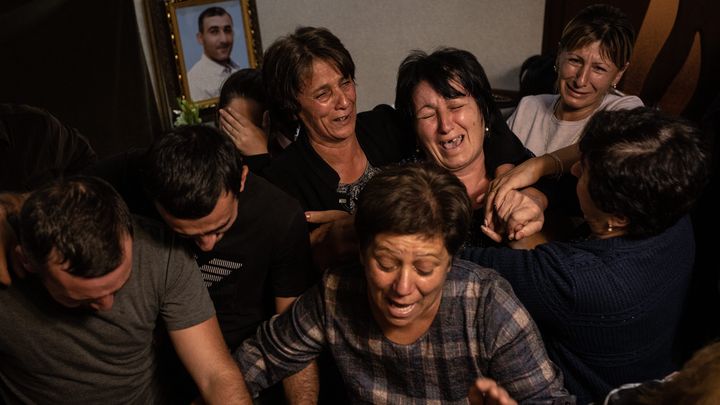 &nbsp;22 septembre 2022. Arménie, village de Tegh. Jour de deuil. Artur, un berger de 34 ans, a été&nbsp;tué dans les bombardements azéris&nbsp;du 13 septembre (la guerre des deux jours). Son père,&nbsp;sa famille et tous les voisins sont venus lui rendre un dernier hommage. (CHRIS HUBY / LE PICTORIUM / MAXPPP)