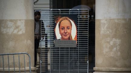 Un portrait de Lola, à Paris, le 16 novembre 2022. (MAGALI COHEN / HANS LUCAS / AFP)