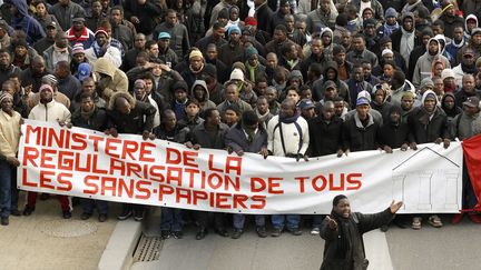 Une manifestation de sans-papiers &agrave; Paris, le 4 f&eacute;vrier 2010. (BENOIT TESSIER / REUTERS)