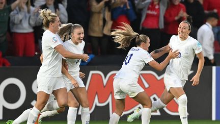 Les Three Lionesses britanniques célèbrent leur deuxième but contre la Suède en demi-finale de l'Euro, le 26 juillet 2022. (JUSTIN TALLIS / AFP)