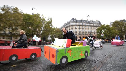 Des cyclistes place de la Bastille à Paris lors de la Journée sans voiture, le 1er octobre 2017.&nbsp; (ERIC FEFERBERG / AFP)