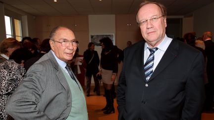 Le s&eacute;nateur UMP&nbsp;Serge Dassault (G) et l'actuel maire de Corbeil-Essonnes, Jean-Pierre Bechter (D), le 11 novembre 2010 &agrave; Corbeil-Essonnes (Essonne). (BERNARD GAUDIN / AFP)