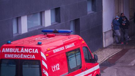 An ambulance in front of a hospital in Lisbon (Portugal), January 2, 2024. (LUCAS NEVES / NURPHOTO / AFP)