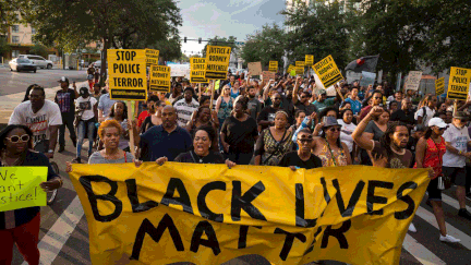  (Manifestation à Tampa contre les violences policières lundi après la mort la semaine dernière de Philando Castile, 32 ans, et d'Alton Sterling © Loren Elliott/AP/SIPA)