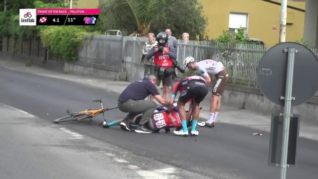 La grosse chute de Mikel Landa, contraint à l'abandon, sur le Tour d'Italie.