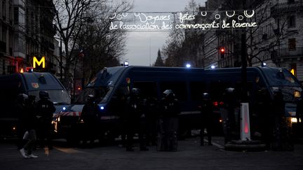 Les forces de l'ordre bloquent l'avenue du Général Leclerc, à Paris, le 10 décembre 2019. (AURORE MESENGE / AFP)