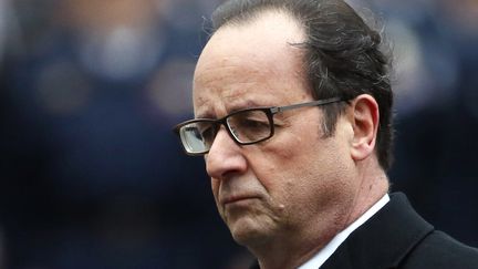 Fran&ccedil;ois Hollande, le 13 janvier 2015, &agrave; la pr&eacute;fecture de police de Paris, lors d'une c&eacute;r&eacute;monie en hommage aux trois policiers tu&eacute;s dans les attentats.&nbsp; (PATRICK KOVARIK / AFP)