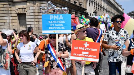 Des Parisiens lors de la marche des fiertés, le 30 juin 2018, à Paris. (JULIEN MATTIA / NURPHOTO)