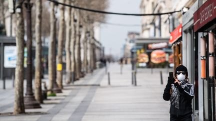 Même image surprenante sur les Champs-Elysées, à Paris, immortalisés vides par cette touriste le 17 mars 2020. (MARTIN BUREAU / AFP)