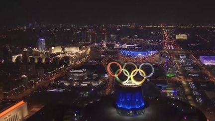 Le stade olympique de Pékin se prépare, vendredi 4 février, avant la cérémonie d’ouverture des Jeux Olympiques. La ferveur olympique est bien sûr contrainte par les mesures sanitaires. Tour d’horizon de l’ambiance dans la capitale chinoise.&nbsp; (FRANCE 2)